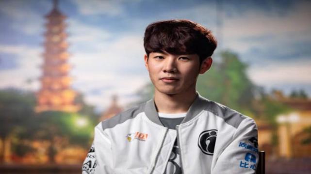 突发！阿诺德左腿受伤离场 皇马防线遭遇重创